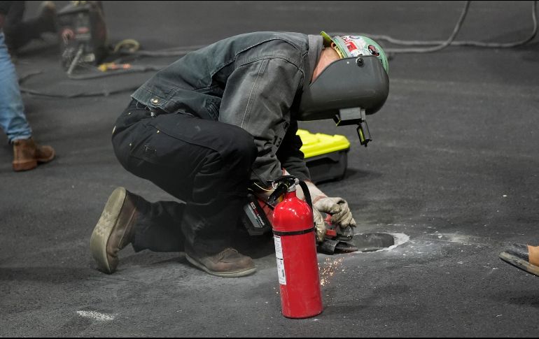 Un trabajador busca reparar una alcantarilla tras la cancelación de la primera práctica para el Gran Premio de Las Vegas, la segunda práctica podrían ser retrasada. AP/N. Didlick