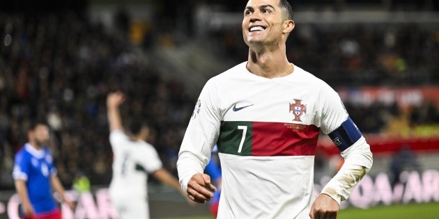 Cristiano Ronaldo le regala a su mam&aacute; una camioneta