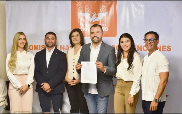 Gerardo Quirino (saco gris) acudió a registrarse como precandidato a la alcaldía de Tlajomulco de Zúñiga por MC. ESPECIAL