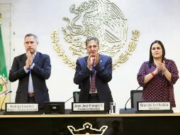 El Cabildo zapopano rindió ayer un reconocimiento al oficial caído Manuel Flores Amezcua. ESPECIAL