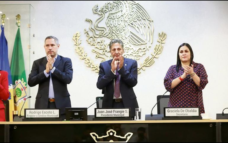 El Cabildo zapopano rindió ayer un reconocimiento al oficial caído Manuel Flores Amezcua. ESPECIAL