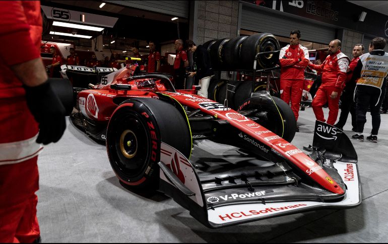 Ferrari se recuperó del accidente de Carlos Sainz Jr. y buscará llevarse la “pole” para la carrera del domingo. EFE/E. Laurent