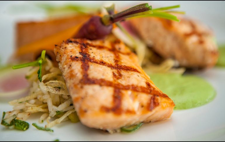 El pescado es un alimento que permite dotar al cuerpo de la vitamina D necesaria en esta temporada donde se aproxima el invierno, sobre todo el salmón. EL INFORMADOR / ARCHIVO