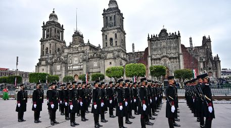 De acuerdo con la Secretaría de la Defensa Nacional, se decidió realizar el evento con personal reducido para no dejar pasar esta fecha importante en la historia de México. AFP / ARCHIVO