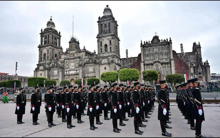 De acuerdo con la Secretaría de la Defensa Nacional, se decidió realizar el evento con personal reducido para no dejar pasar esta fecha importante en la historia de México. AFP / ARCHIVO