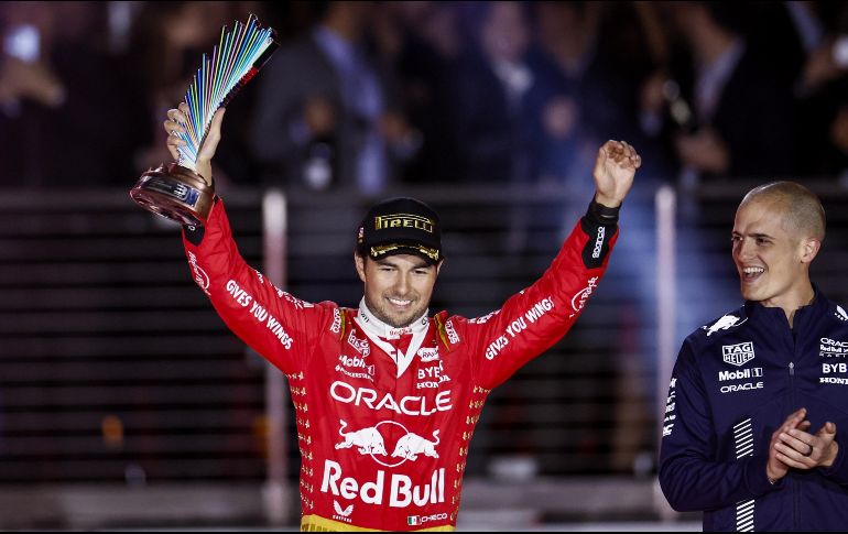 Después de incidentes desafortunados, el Gran Premio de Las Vegas resultó una carrera emocionante donde Verstappen obtuvo el primer lugar, Leclerc fue segundo y Checo Pérez tercero. EFE/C. Brehman