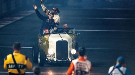 Para las celebraciones de la competencia se pudo ver a los pilotos en un desfile, y se apreció a Checo Pérez compartiendo el auto con el británico de Mercedes, Lewis Hamilton. AFP / J. Watson