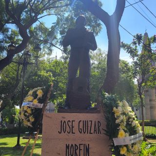 Develan cuatro nuevas esculturas de destacados jaliscienses en la Rotonda