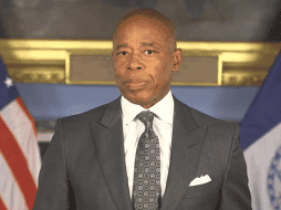 El memorando indica que no puede haber despidos como parte del plan de reducción de gastos. X/@NYCMayor