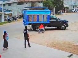 Una cámara ubicada en la vía pública capturó el momento del suceso mientras el niño circulaba en bicicleta por una de las calles. ESPECIAL