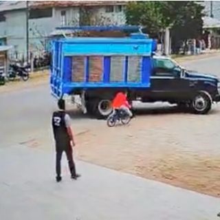 Niño se salva de ser arrollado por un camión en Chiapas