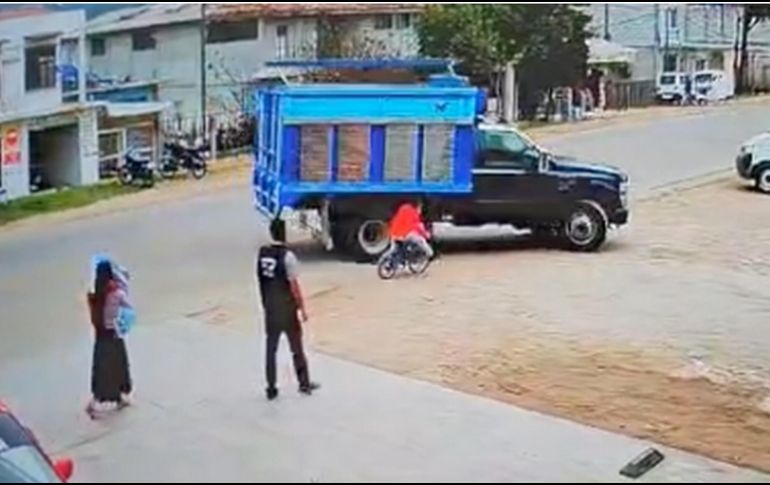 Una cámara ubicada en la vía pública capturó el momento del suceso mientras el niño circulaba en bicicleta por una de las calles. ESPECIAL