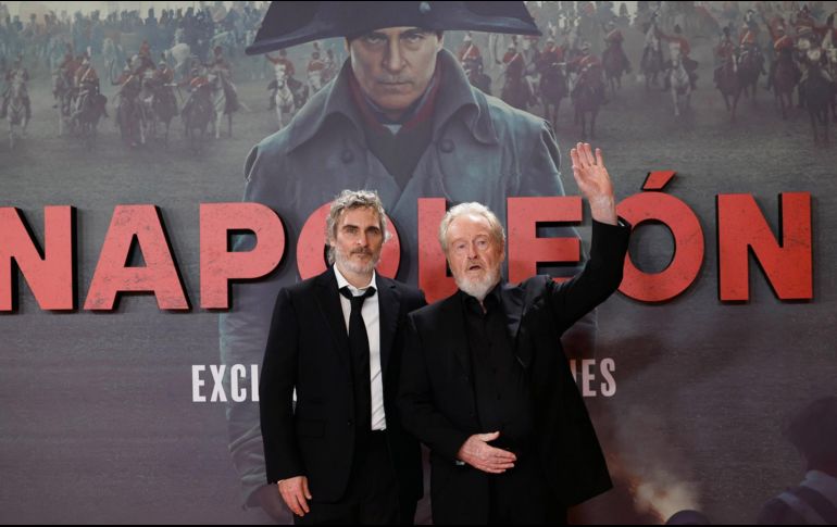 Joaquin Phoenix, quien da vida a Napoleón Bonaparte, junto al director Ridley Scott. EFE