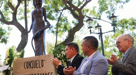 Autoridades aplauden ante la develación de la estatua de Consuelo Velázquez. CORTESÍA