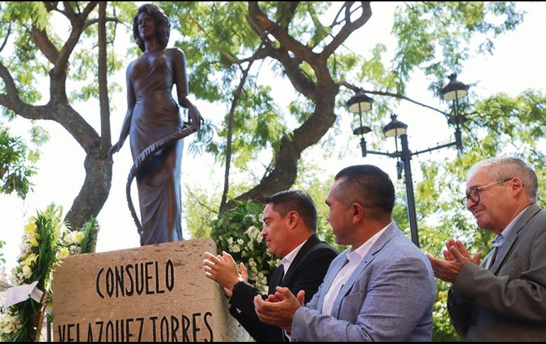 Autoridades aplauden ante la develación de la estatua de Consuelo Velázquez. CORTESÍA