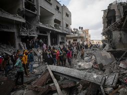 Habitantes de Gaza inspeccionan los escombros después de un ataque israelí. Más de 14 mil 500 personas han muerto en tres meses de guerra, la mayoría palestinos. EFE/M. Saber