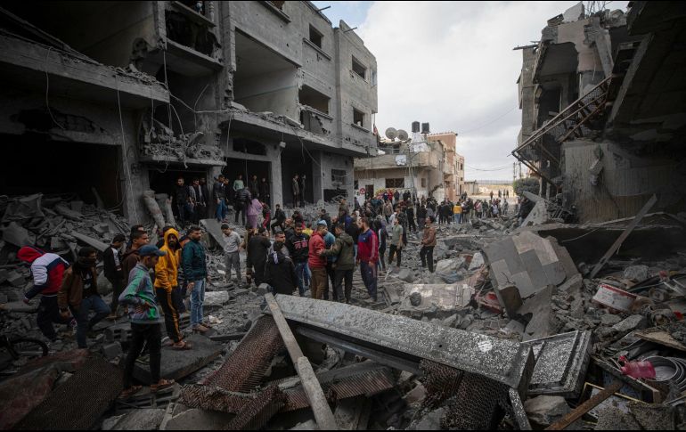 Habitantes de Gaza inspeccionan los escombros después de un ataque israelí. Más de 14 mil 500 personas han muerto en tres meses de guerra, la mayoría palestinos. EFE/M. Saber