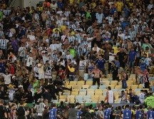 Mientras se entonaban los himnos nacionales, estallaron los enfrentamientos en el Maracaná, jugadores de ambas selecciones se dirigieron hacia la zona de la tribuna donde los choques eran más intensos. EFE / A. Lacerda