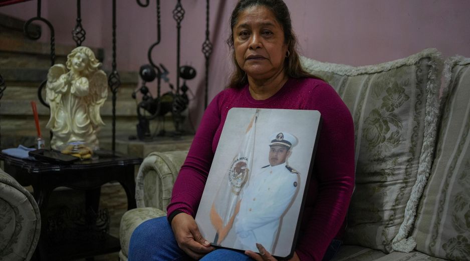 La madre de Arturo, María Teresa Meza, pidió que toda la situación que envuelve el secuestro del buque sea resuelto tan pronto como sea posible.AP