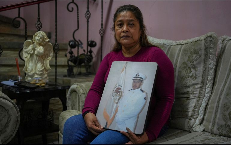 La madre de Arturo, María Teresa Meza, pidió que toda la situación que envuelve el secuestro del buque sea resuelto tan pronto como sea posible.AP