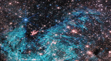 La región de formación estelar, denominada Sagitario C (Sgr C), está a unos 300 años luz del agujero negro supermasivo central de la Vía Láctea, Sagitario A*. ESPECIAL / NASA, ESA, CSA, STScI y S. Crowe (Universidad de Virginia).