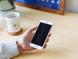 Si tu nuevo celular también es de la familia iOS, primero identifica qué versión tienes.  UNSPLASH / M. BAKER