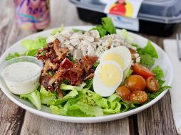 Las personas sedentarias deben evitar alimentos con alto contenido de grasas, embutidos, quesos, frituras y bebidas alcohólicas. Unsplash.