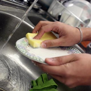 Mujeres aportan a hogares más valor económico que hombres por trabajo no remunerado