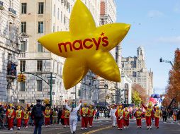 El globo estrella dorada de Macy's desciende por Central Park West, durante el desfile del Día de Acción de Gracias de Macy's en Nueva York, Nueva York. EFE / S. Yenesel