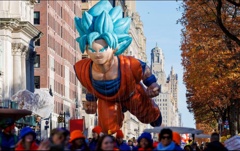 El globo de Goku desciende por Central Park West. EFE / S. Yenesel