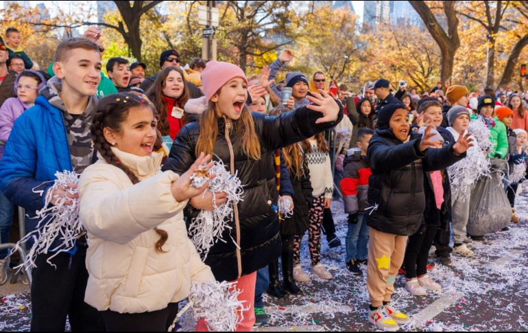 Espectadores observan el desfile. EFE / S. Yenesel
