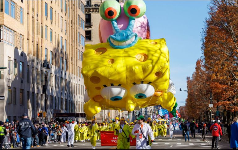 El globo de Bob Esponja en su camino por Central Park. EFE / S. Yenesel