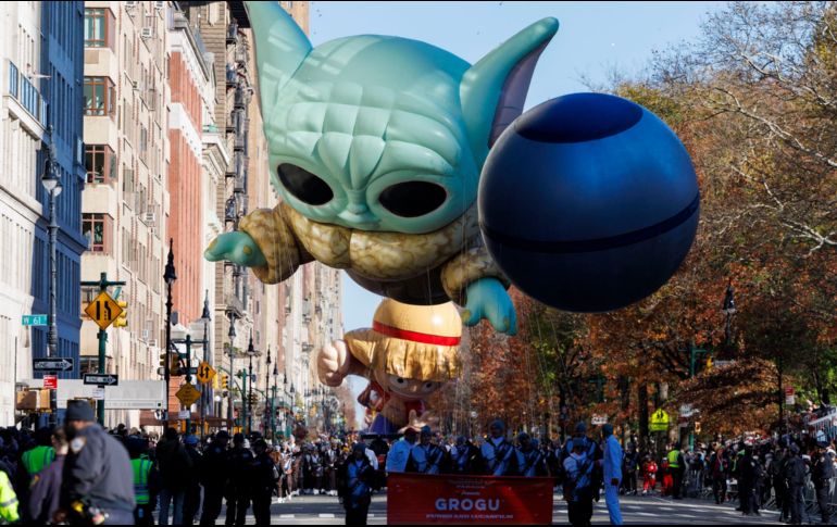 El globo de Grogu también estuvo presente en Nueva York. EFE / S. Yenesel