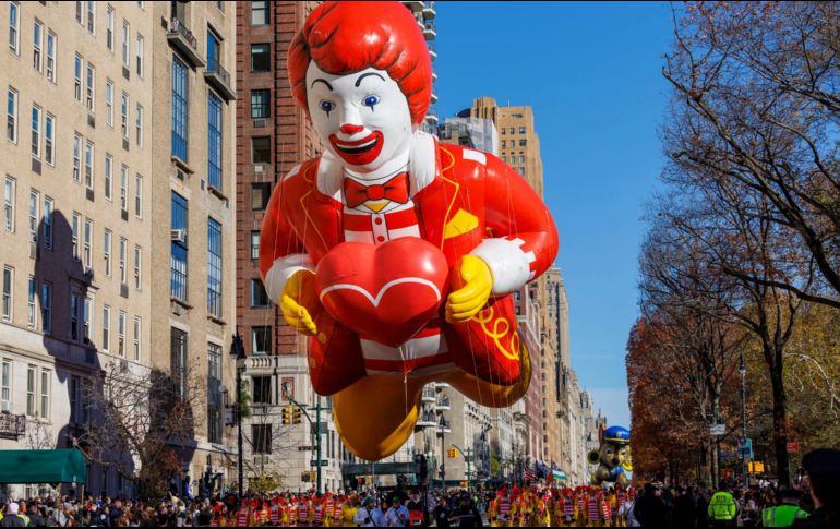 Otro atractivo del día fue el globo de Ronald McDonald. EFE / S. Yenesel