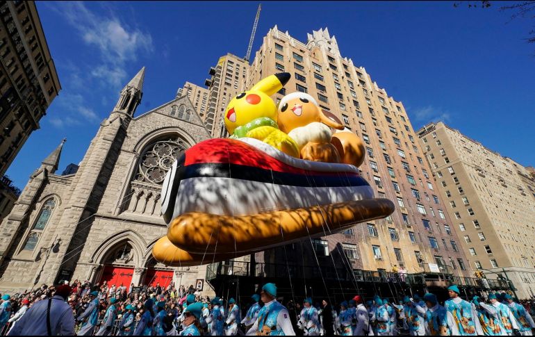 El globo de Pikachu e Eevee participaron en el evento. EFE / P. Binks