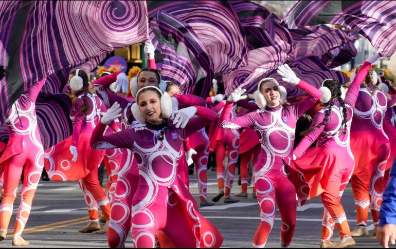 Bailarinas participan en el show. EFE / P. Binks
