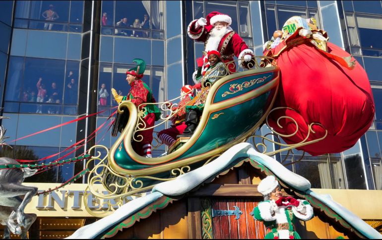 Santa Claus pasa por un hotel. EFE / P. Binks