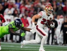 Christian McCaffrey fue una pesadilla para la defensiva de los Seahawks. AP/S. Brashear