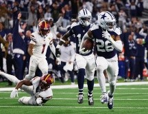 DaRon Bland (#26) estableció una nueva marca de la liga al regresar su quinta intercepción para anotación en la temporada, coronando una actuación dominante de los Cowboys. AFP/R. Rodríguez