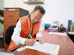 El precandidato firmando su denuncia ante el Instituto Electoral y de Participación Ciudadana. ESPECIAL