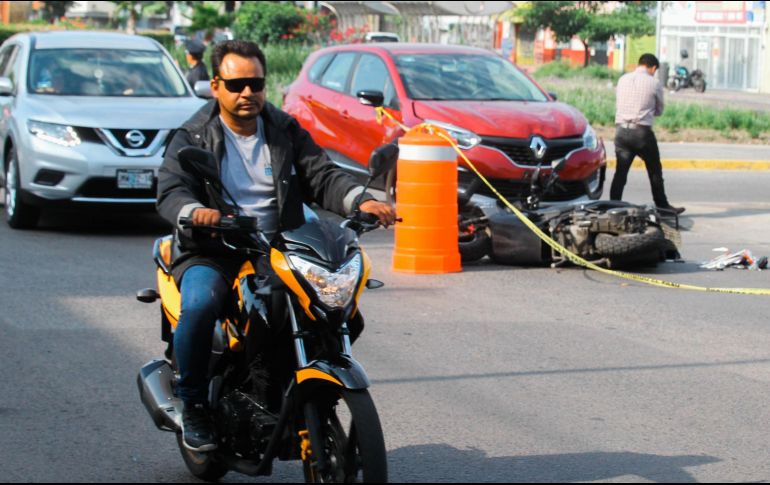 Una de las medidas que el Ayuntamiento de Guadalajara busca impulsar con la campaña “No te arriesgues, baja la velocidad” es que los motociclistas usen casco. EL INFORMADOR/Archivo