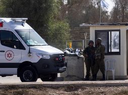 Ambulancias entran en la base aérea de Hatzerim para recibir a los rehenes israelíes que serán liberados por Hamás. EFE/C. Petit