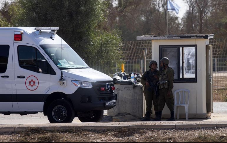 Ambulancias entran en la base aérea de Hatzerim para recibir a los rehenes israelíes que serán liberados por Hamás. EFE/C. Petit