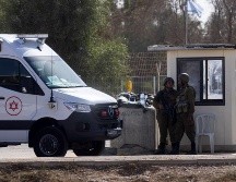 Ambulancias entran en la base aérea de Hatzerim para recibir a los rehenes israelíes que serán liberados por Hamás. EFE/C. Petit