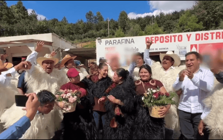 Claudia Sheinabum recibió el bastón de mando por parte de Ejército Zapatista de Liberación Nacional (EZLN). ESPECIAL/ 