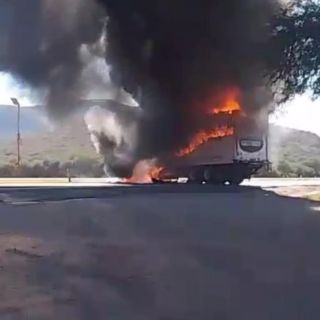 Reportan bloqueos en carreteras tras operativo en Tapalpa