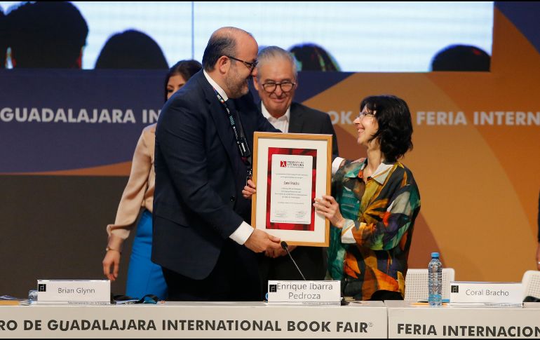 Coral Bracho recibió el Premio FIL, que le reconoce toda una vida dedicada a los versos. En la foto, con el rector Ricardo Villanueva. EFE/F. Guasco