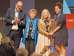 Dacia Maraini (segunda, de izquierda a derecha) recibe la medalla Carlos Fuentes. EL INFORMADOR/ A. Navarro