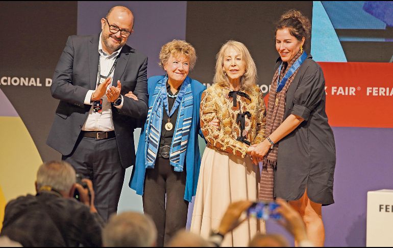 Dacia Maraini (segunda, de izquierda a derecha) recibe la medalla Carlos Fuentes. EL INFORMADOR/ A. Navarro