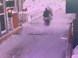 Los motociclistas terminaron lesionados y las motos averiadas tras el golpe que recibieron. ESPECIAL